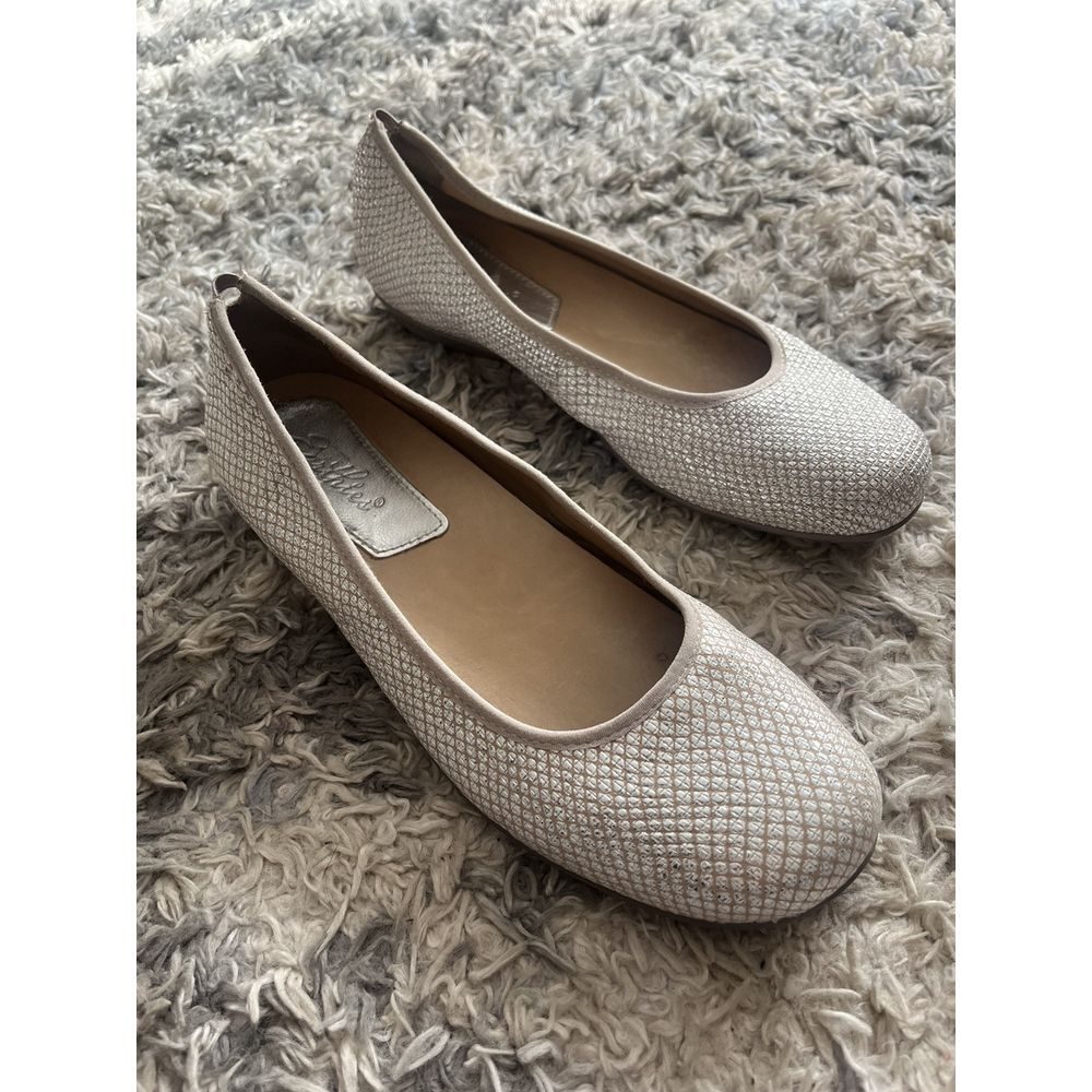 Earthies Ennis Taupe Metalic Flats Sz 8.5 B Leather